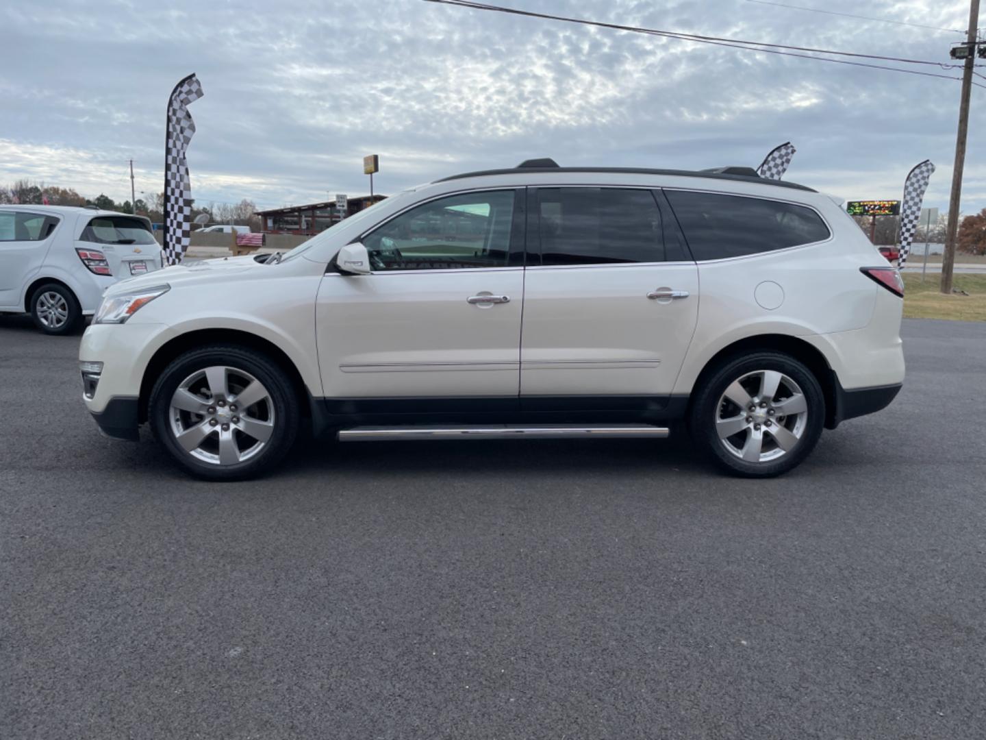 2014 White Chevrolet Traverse (1GNKRJKDXEJ) with an V6, 3.6 Liter engine, Automatic, 6-Spd transmission, located at 8008 Warden Rd, Sherwood, AR, 72120, (501) 801-6100, 34.830078, -92.186684 - Photo#4